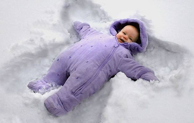 ребенок в снегу